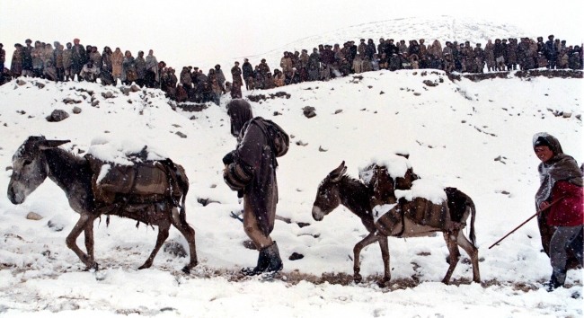 Birleşmiş Milletler yardımlarını bekleyen Afganlılar, 1998. Fotoğraf: Reuters